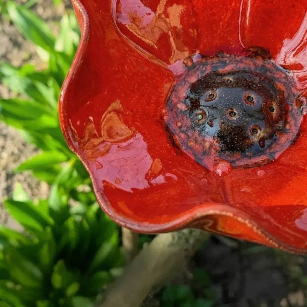 Metalowy stroik w kształcie maku z poidełkiem dla ptaków – dekoracja ogrodu i balkonu, 60 cm