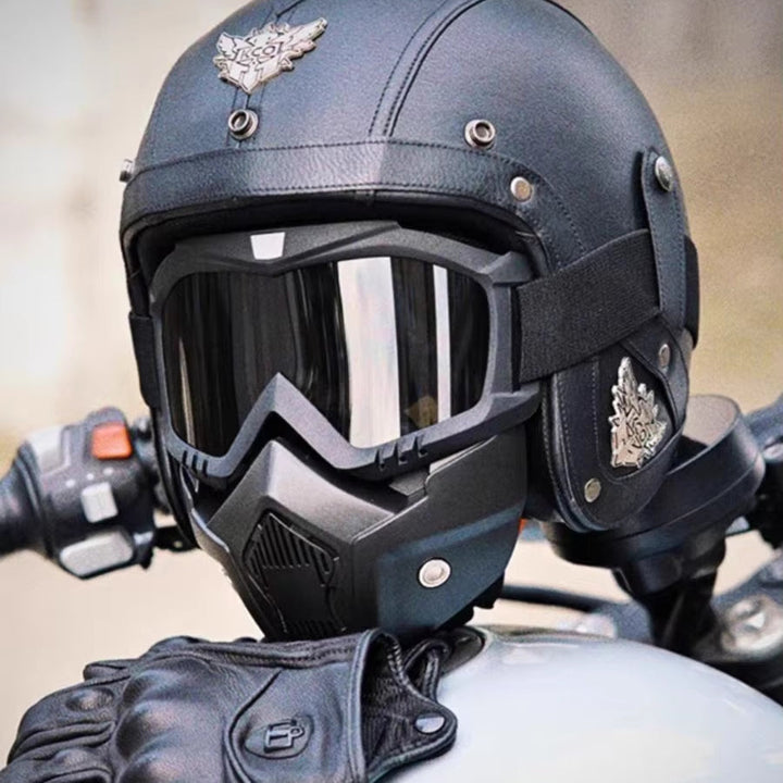 Otwarty kask motocyklowy retro vintage z osłoną i goglami