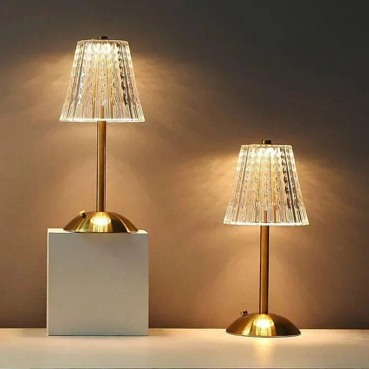 Elegancka lampa stołowa LED z kryształowym kloszem i złotym wykończeniem – włącznik dotykowy
