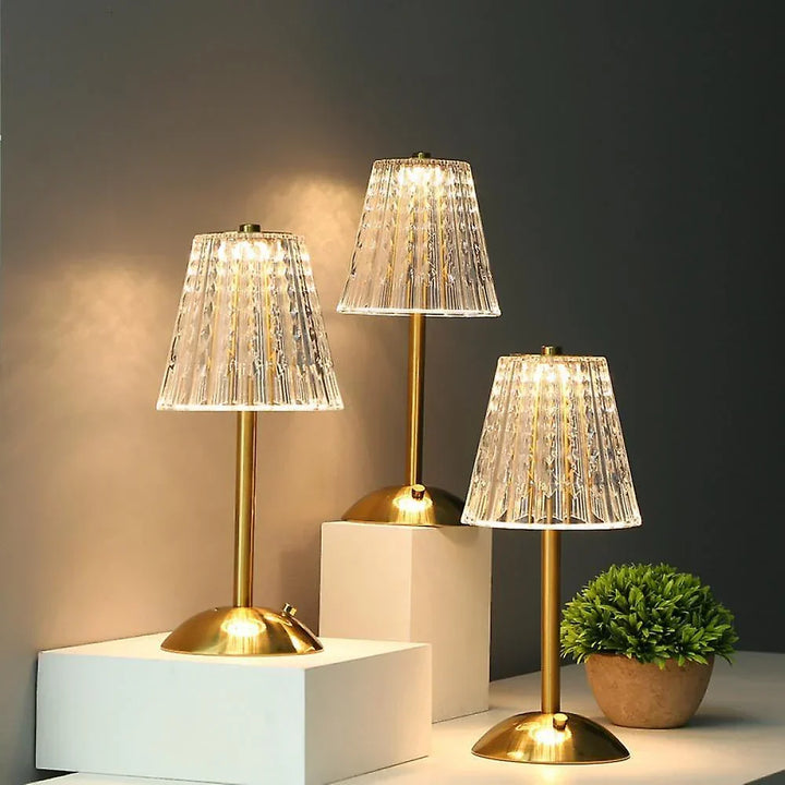 Elegancka lampa stołowa LED z kryształowym kloszem i złotym wykończeniem – włącznik dotykowy