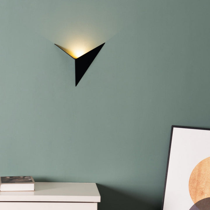 Nowoczesna trójkątna lampa ścienna - TrigoLux