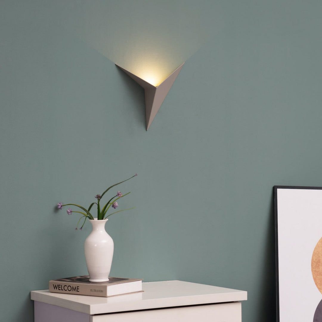 Nowoczesna trójkątna lampa ścienna - TrigoLux