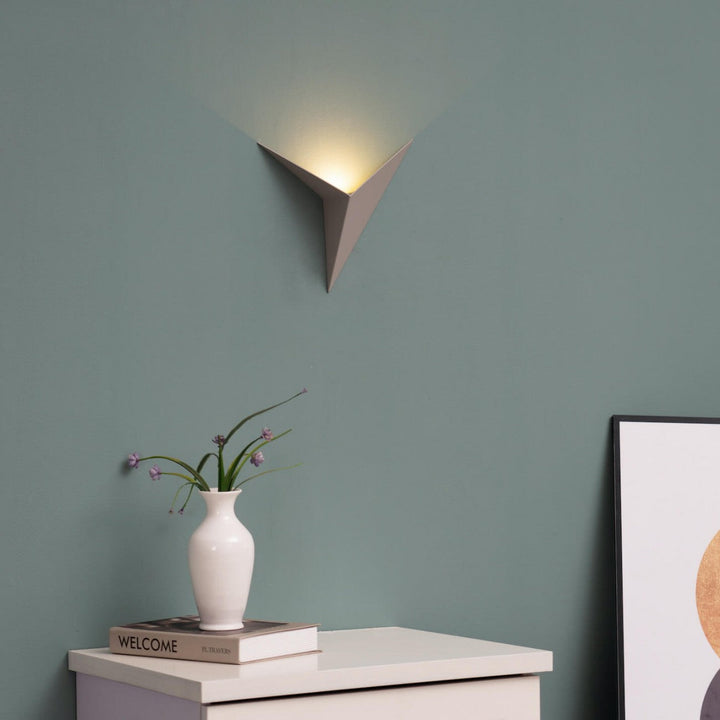 Nowoczesna trójkątna lampa ścienna - TrigoLux