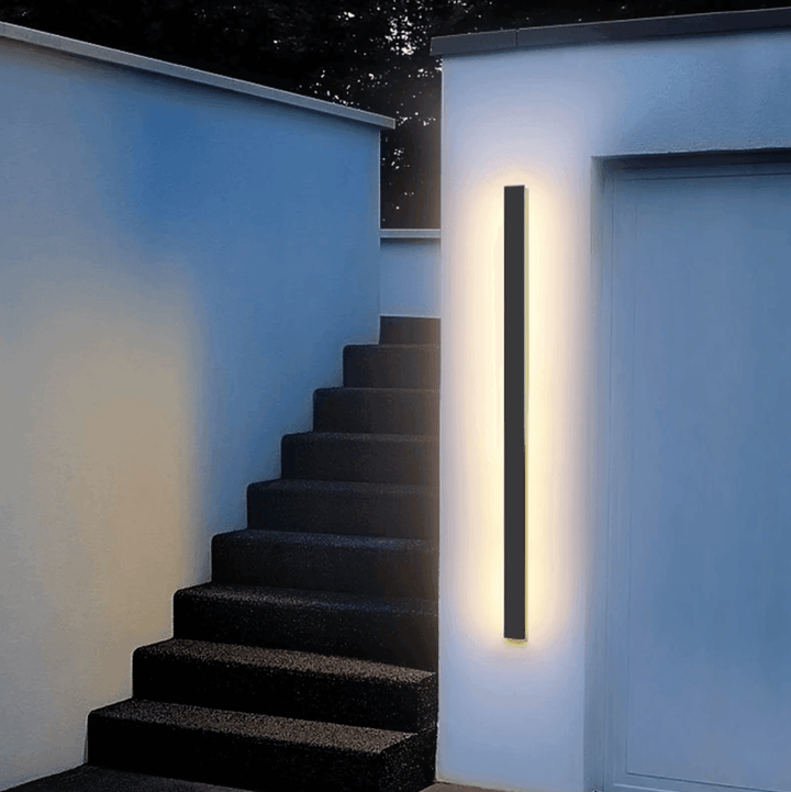 Smukła pionowa lampa ścienna LED – elegancja na zewnątrz